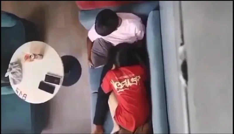 Quay lén người yêu liếm mút cho nhân tình nơi công cộng